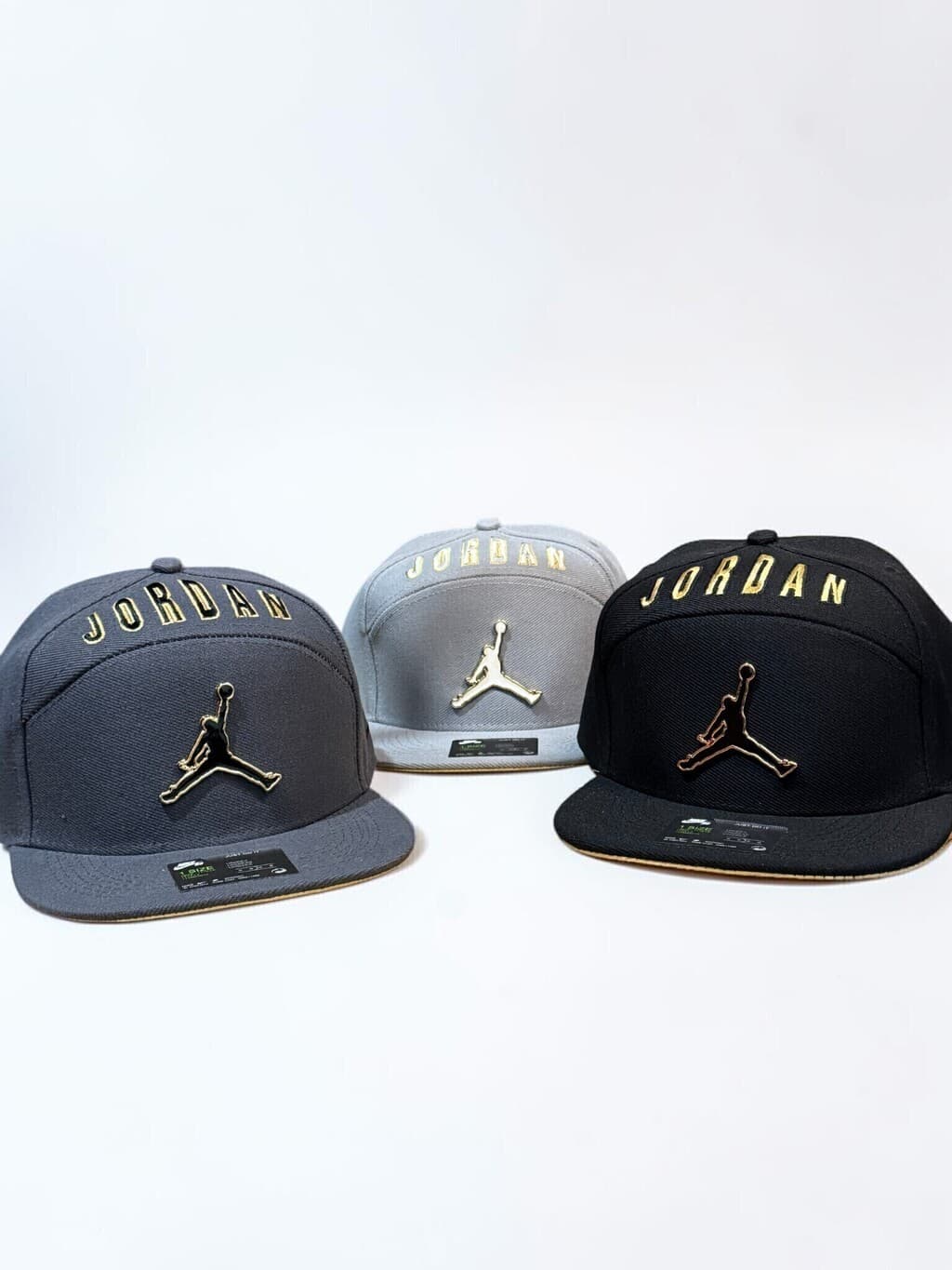Gorra Plana Jordan Lettering Jumpman Metálico Dorado Snapback